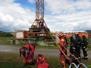 Feuerwehr Bühlertal übt Notfall an Hochbaukran der Firma Eisenbiegler