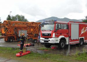 Feuerwehr Bühlertal übt Notfall an Hochbaukran der Firma Eisenbiegler